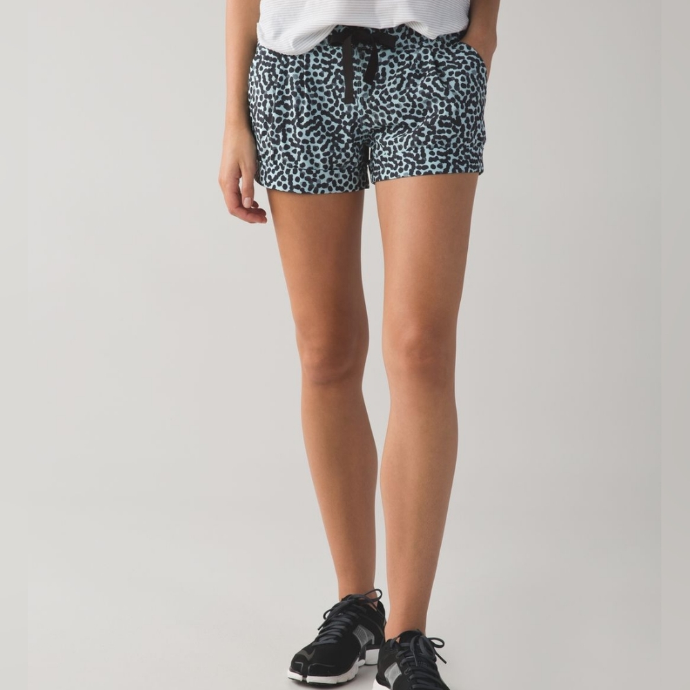 Lululemon Spring Break Away Short *4-way StretchAce Spot Tranquil Blue/Black 10